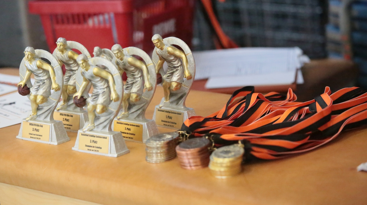 Das Ziel jeder Mannschaft: die heißbegehrten Pokale und Medaillen // Foto: BVSA